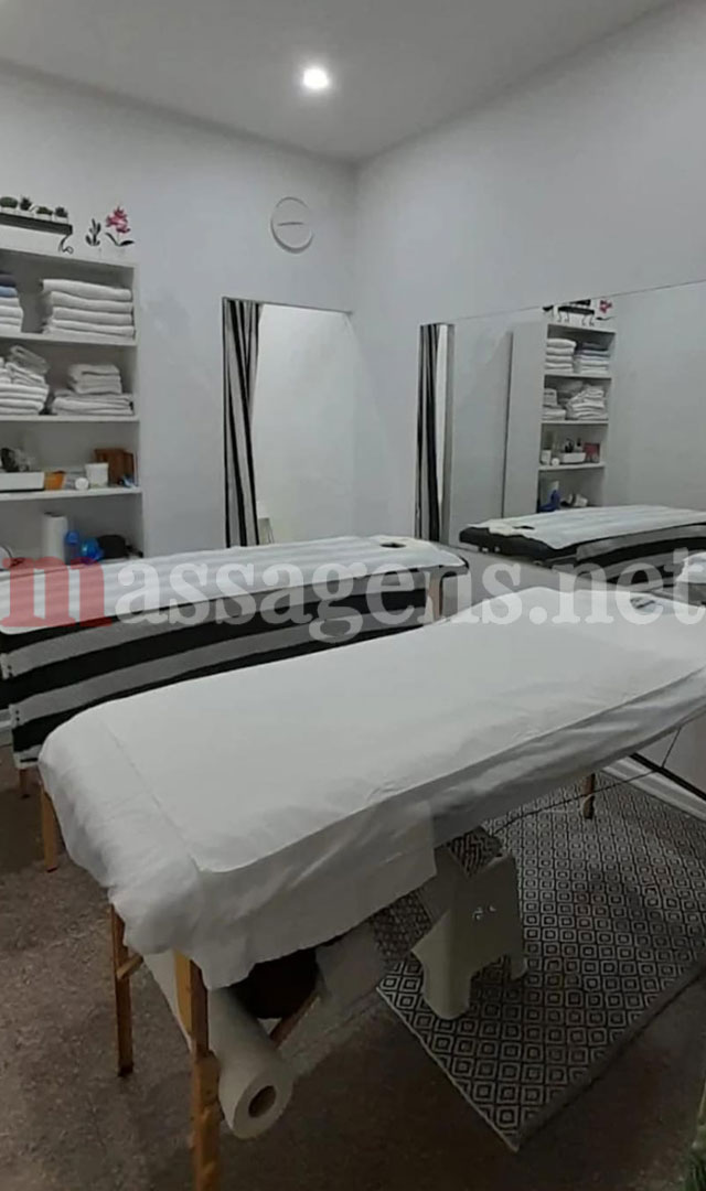 Foto vertical Massagista Centro de massagem