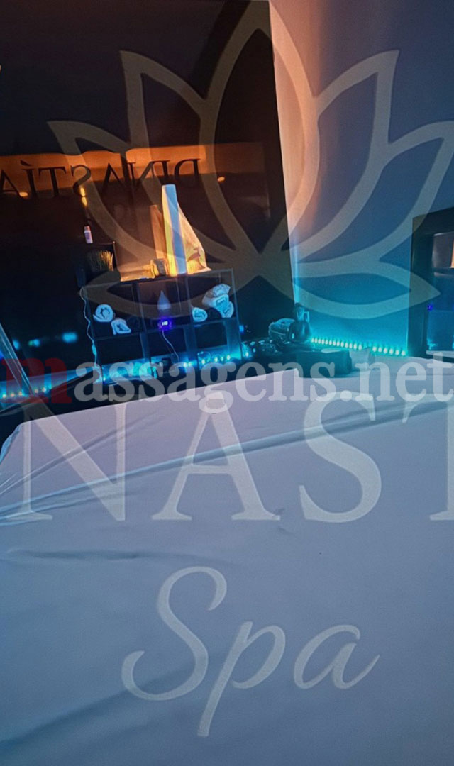 Foto vertical Massagista Dinastía spa