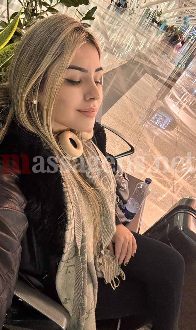 Foto vertical Massagista Estela Fénix