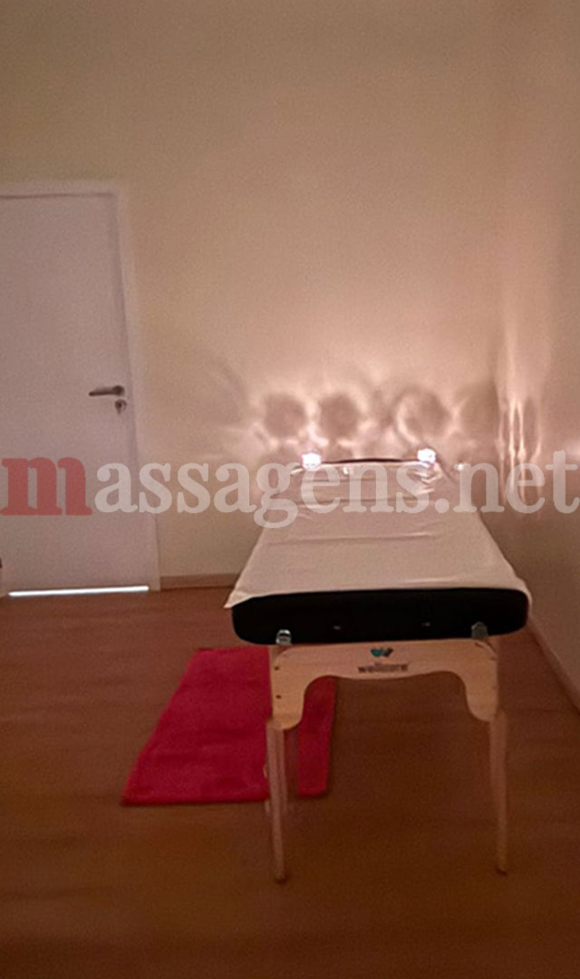 Foto vertical Massagista Fernanda Garcia