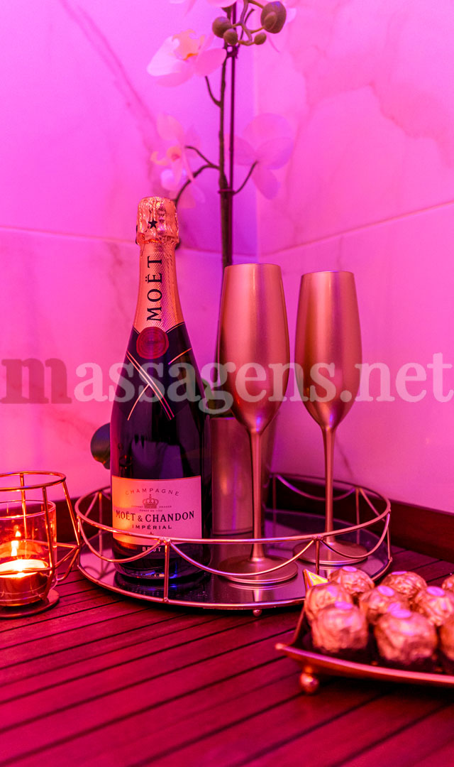 Foto vertical Massagista Glamour Spa