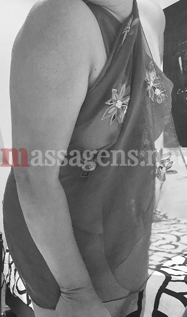 Foto vertical Massagista Nina Cherry